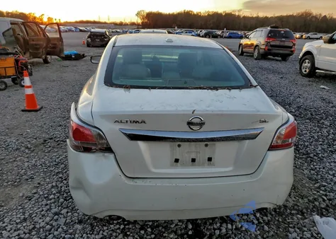 2015 Nissan Altima 2.5 z USA, uszkodzony, nr VIN 1N4AL3AP7FC129097